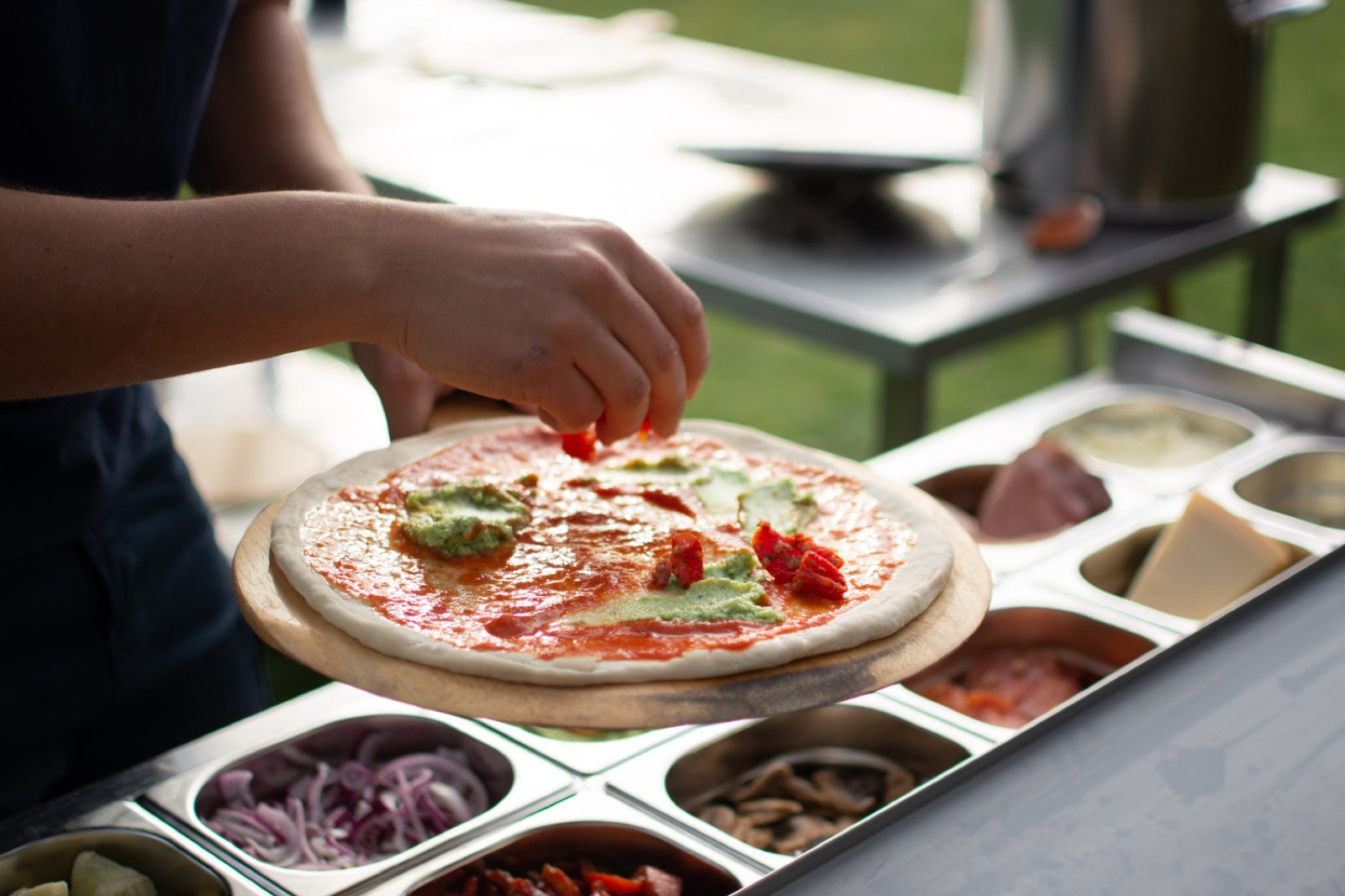 Pizza's beleggen aan de pizzastand